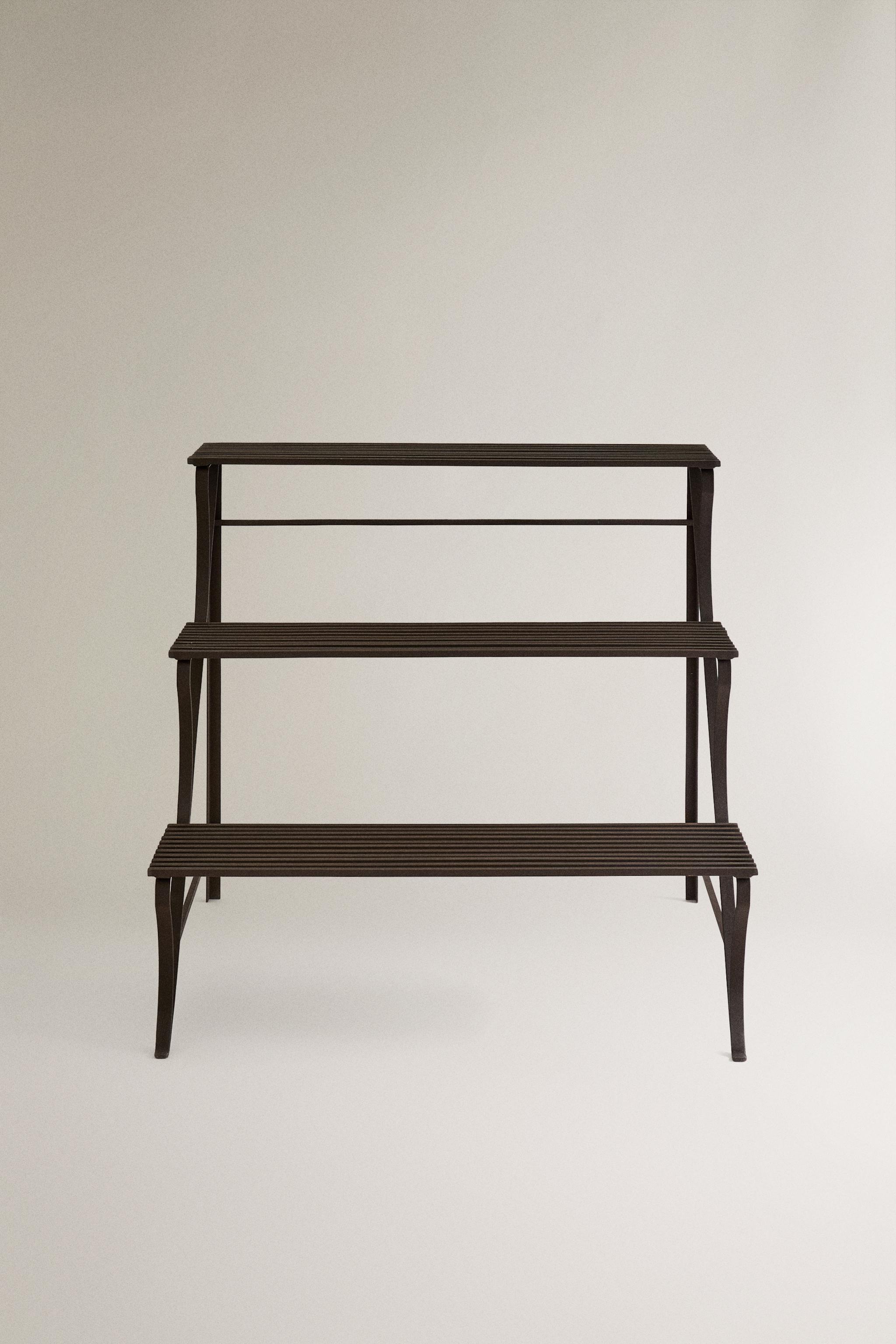 STORAGE UNIT WITH SHELVES